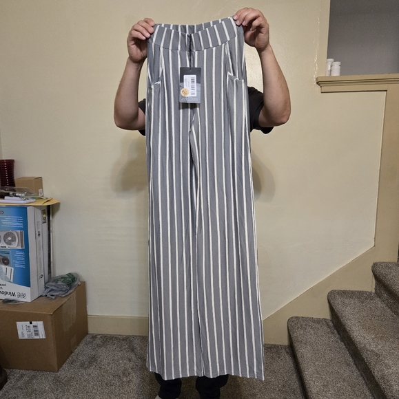 PrettyLittleThing Pants - Brand new!! NWT women's Pretty Little Thing grey & white striped pants size 2